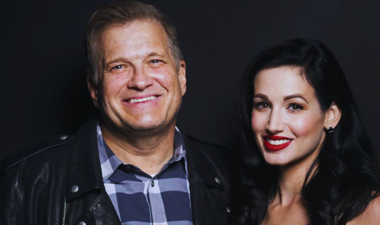 Gettyimages - 894560424, Rock To Recovery 5th Anniversary Holiday Party HOLLYWOOD, CA - DECEMBER 17: Drew Carey and Amie Harwick pose for The Artists Project at Rock To Recovery 5th Anniversary Holiday Party at Avalon on December 17, 2017 in Hollywood, California.