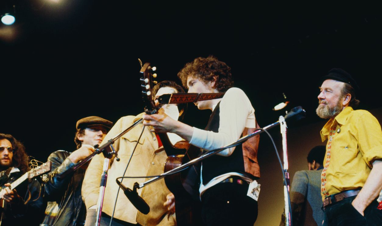 Gettyimages - 84904312, Photo of Pete SEEGER and Bob DYLAN UNITED STATES - MAY 09: Photo of Pete SEEGER and Bob DYLAN; Bob Dylan and Pete Seeger performing on stage at the Friends Of Chile Benefit at the Felt Forum