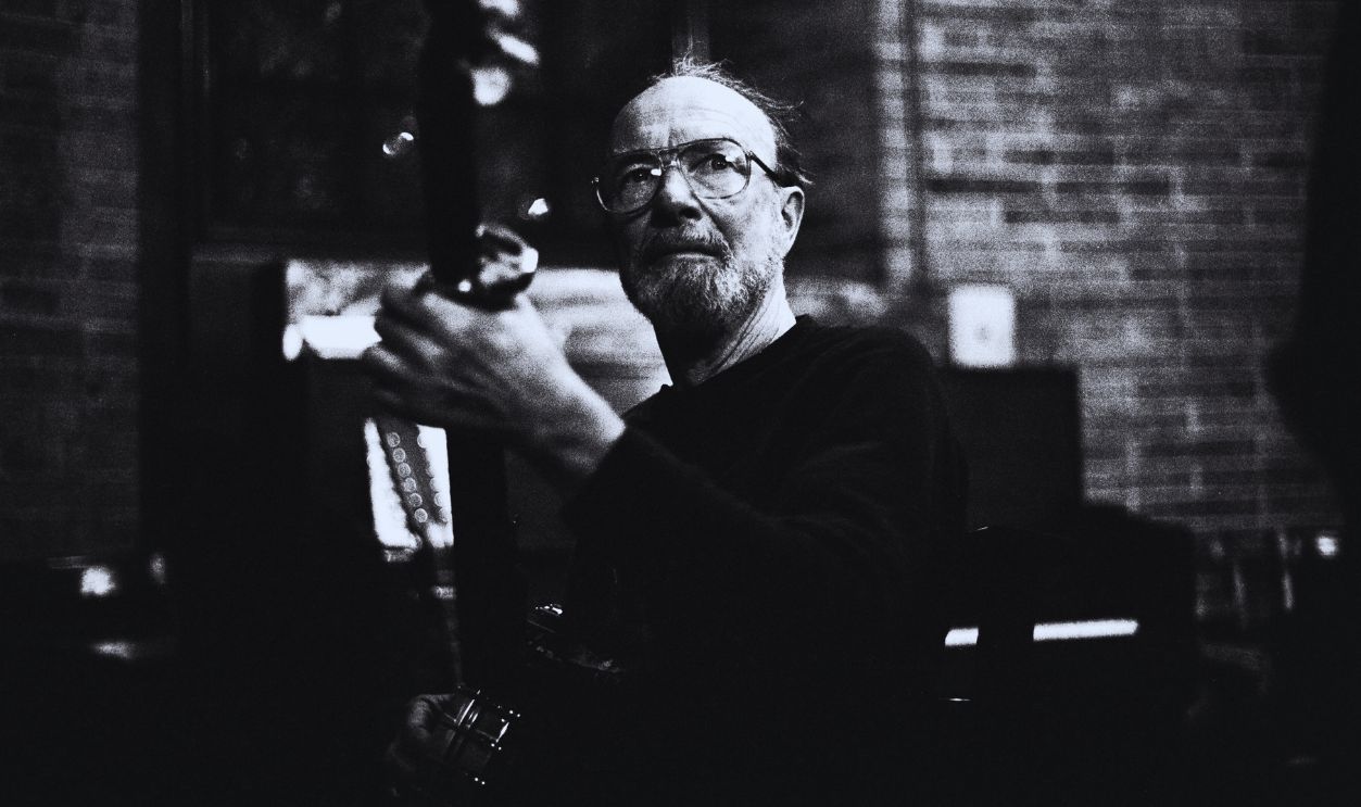 Gettyimages - 84379333, Pete Seeger Backstage NEW YORK - OCTOBER 25: American folk singer Pete Seeger poses for a portrait backstage at the benefit concert at Columbia University for the Great Peace March for Global Nuclear Disarmament on October 25, 1986 in New York City, New York.