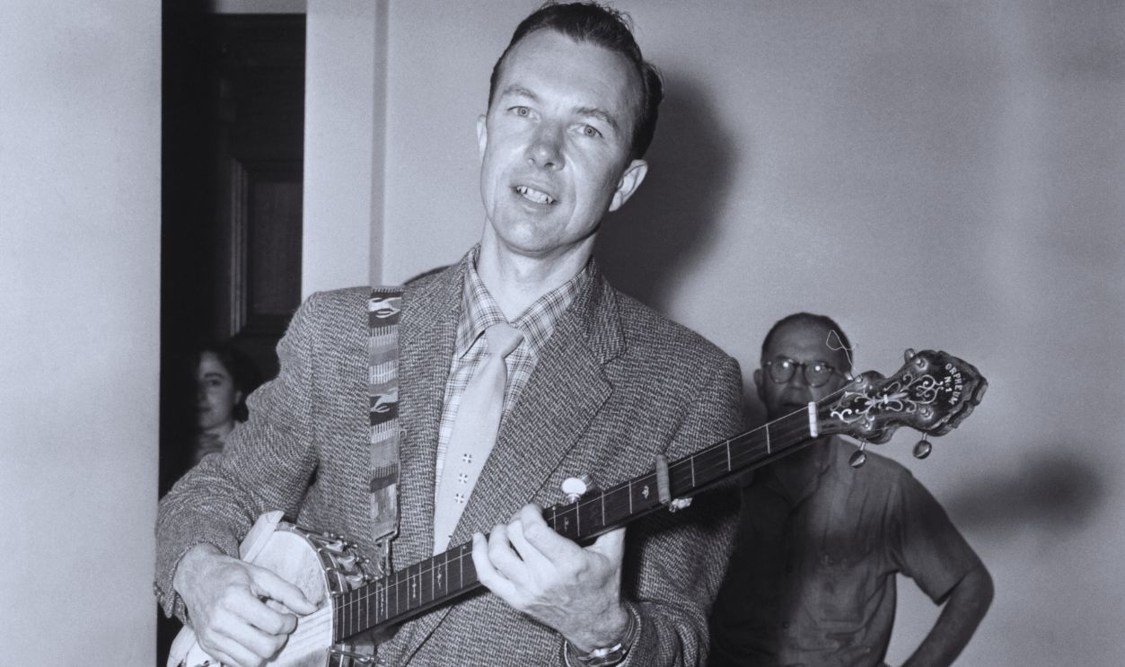 Gettyimages - 514081220, Musician Pete Seeger Playing Banjo (Original Caption) 8/18/1955- New York, NY: Folk singer questioned. Banjo-playing folk singer Pete Seeger, 36, appears at the HUAC hearing August 18th in New York, as the group continued its investigation into the entertainment industry. 