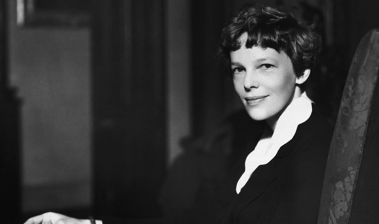 A portrait of the aviator Amelia Earhart. May 25, 1932. | Location: indoors.