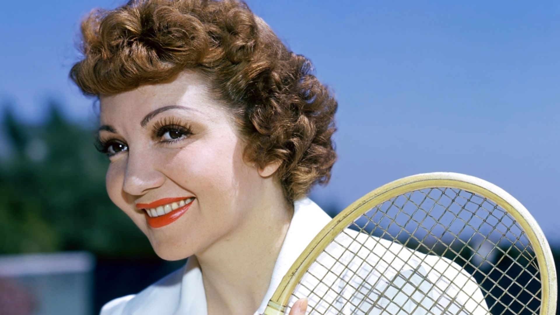 File:Claudette-colbert-plays-tennis.jpg