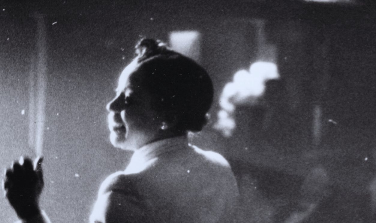 Gettyimages - 3270557, Adelaide Hall Sings circa 1945: Adelaide Hall (1901 - 1993) singing 'There's Something In The Air' at a bottle party in the Florida nightclub. The pianist is Fela Sowande.