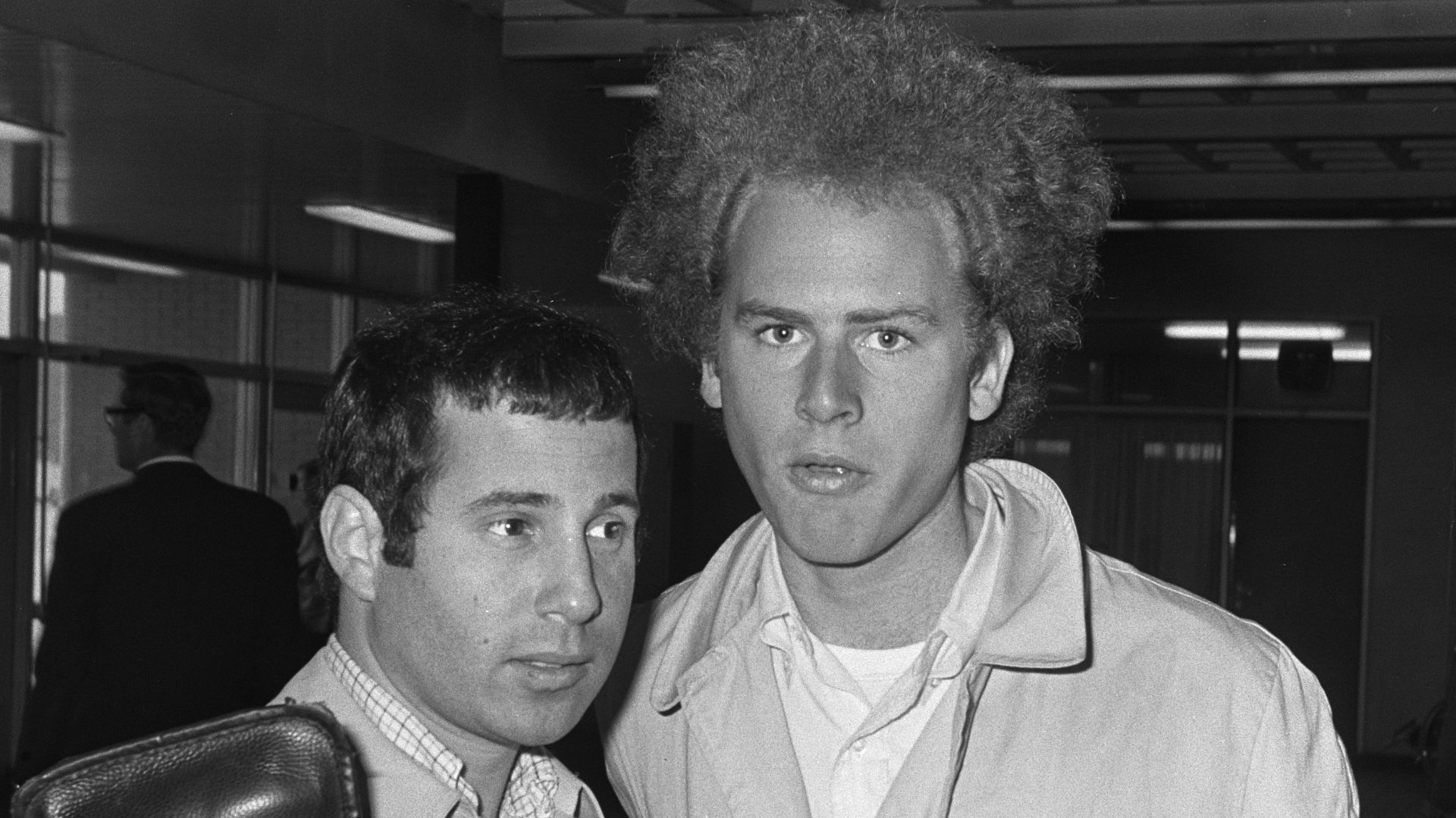 File:Aankomst Paul Simon (links) en Art Garfunkel op Schiphol, Bestanddeelnr 919-3035.jpg
