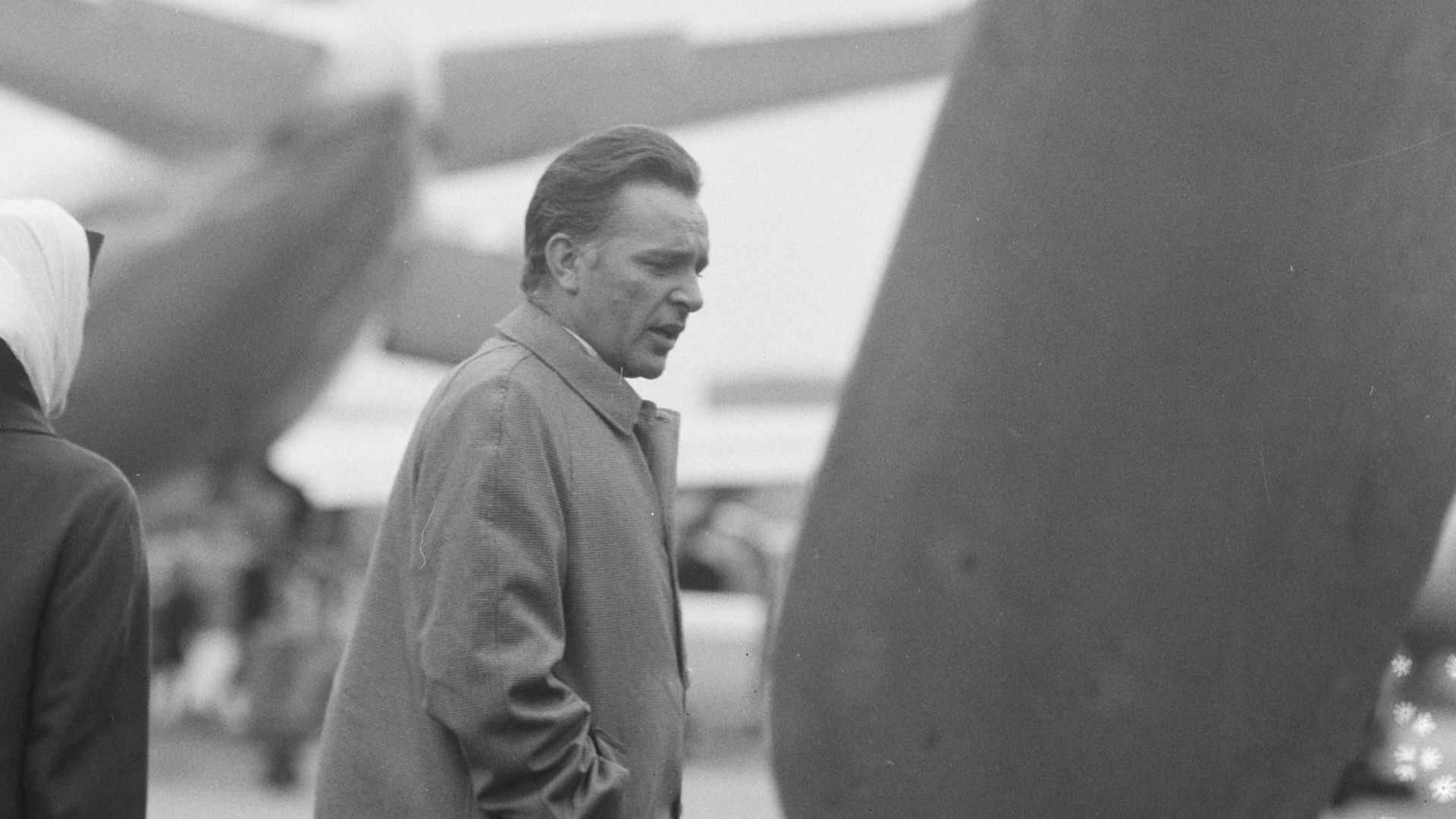 File:Richard Burton vandaag op Schiphol aan het filmen, scene opname op het platform , Bestanddeelnr 917-6918.jpg