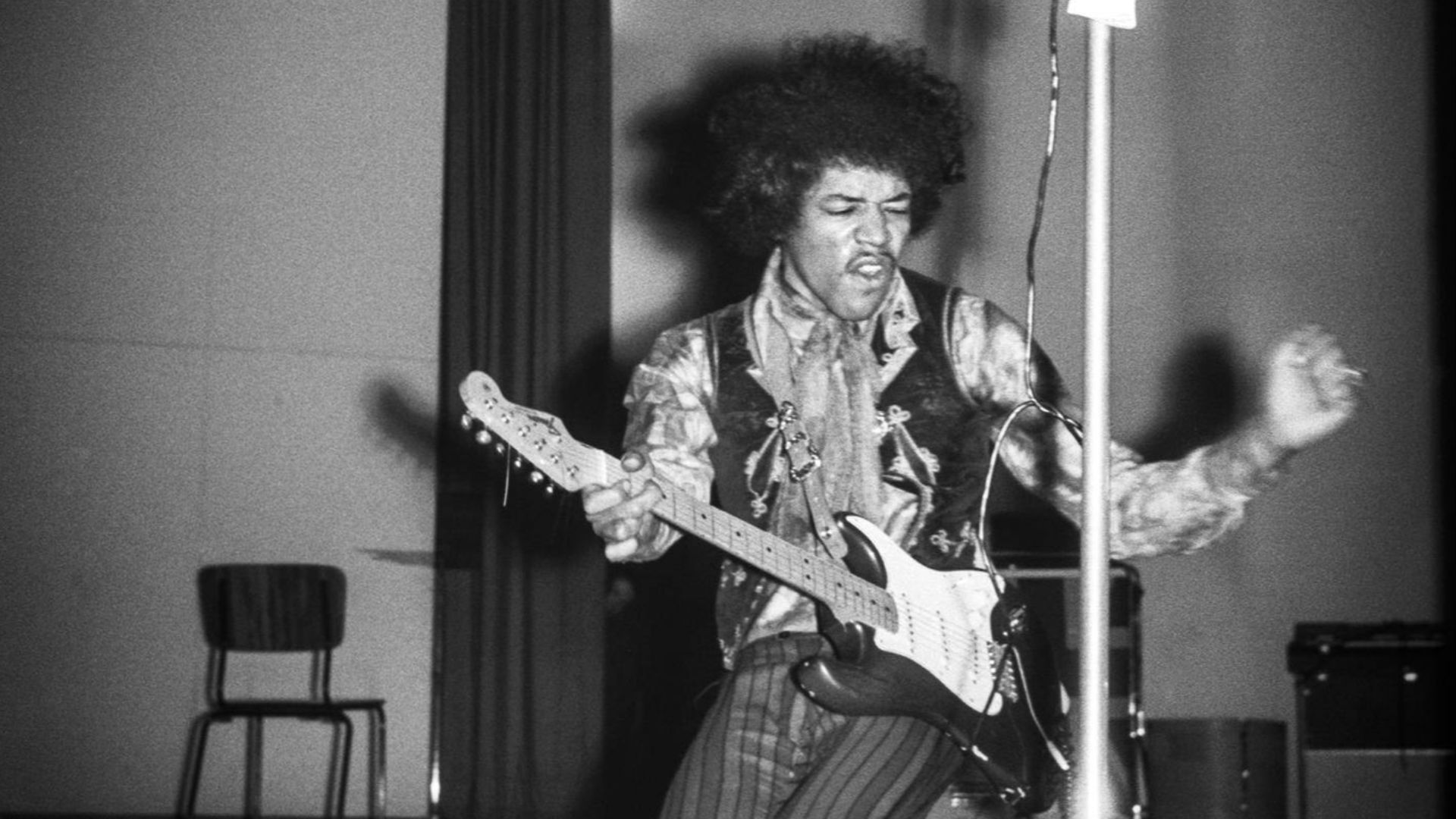 File:Jimi-Hendrix-1967-Helsinki-b.jpg