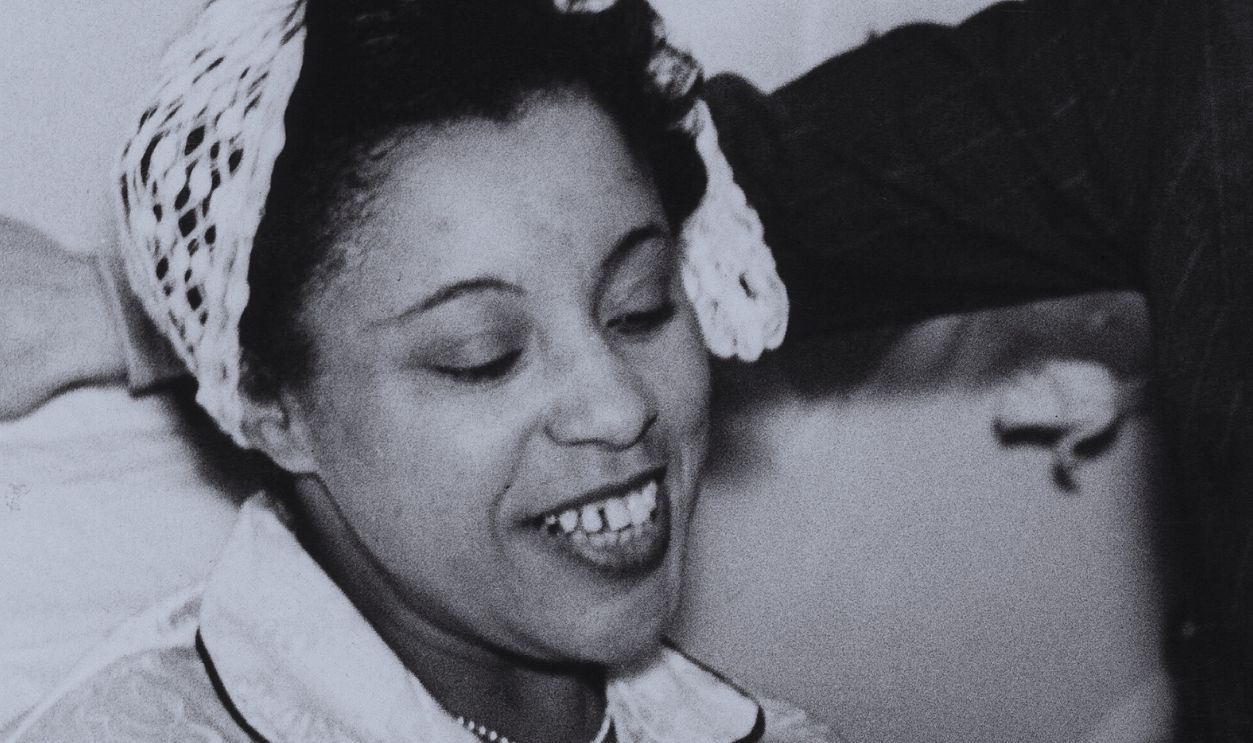 Gettyimages - 914929442, Adelaide Hall Jazz singer Adelaide Hall (1901 - 1993) discusses a new song with impresario Jack Hylton (1892 - 1965), whilst recovering from an operation in Westminster Hospital, London, 25th May 1943.