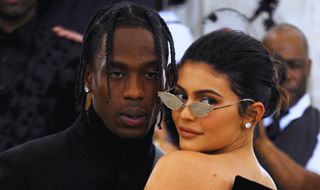 Gettyimages - 957506058, Heavenly Bodies: Fashion & The Catholic Imagination Costume Institute Gala Travis Scott and Kylie Jenner attend The Heavenly Bodies: Fashion & The Catholic Imagination Costume Institute Gala at Metropolitan Museum of Art on May 07, 2018 in New York City.