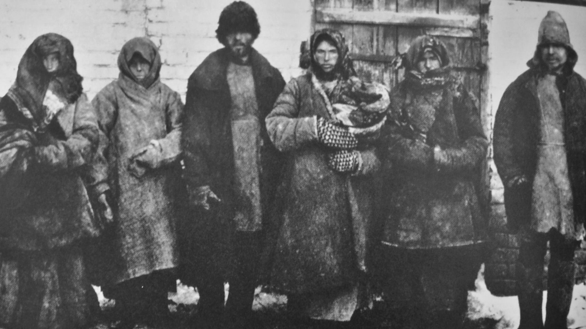 File:Cannibalism russian famine1921 6 peasants bouzuluk district and remains of humans they eatten.jpg