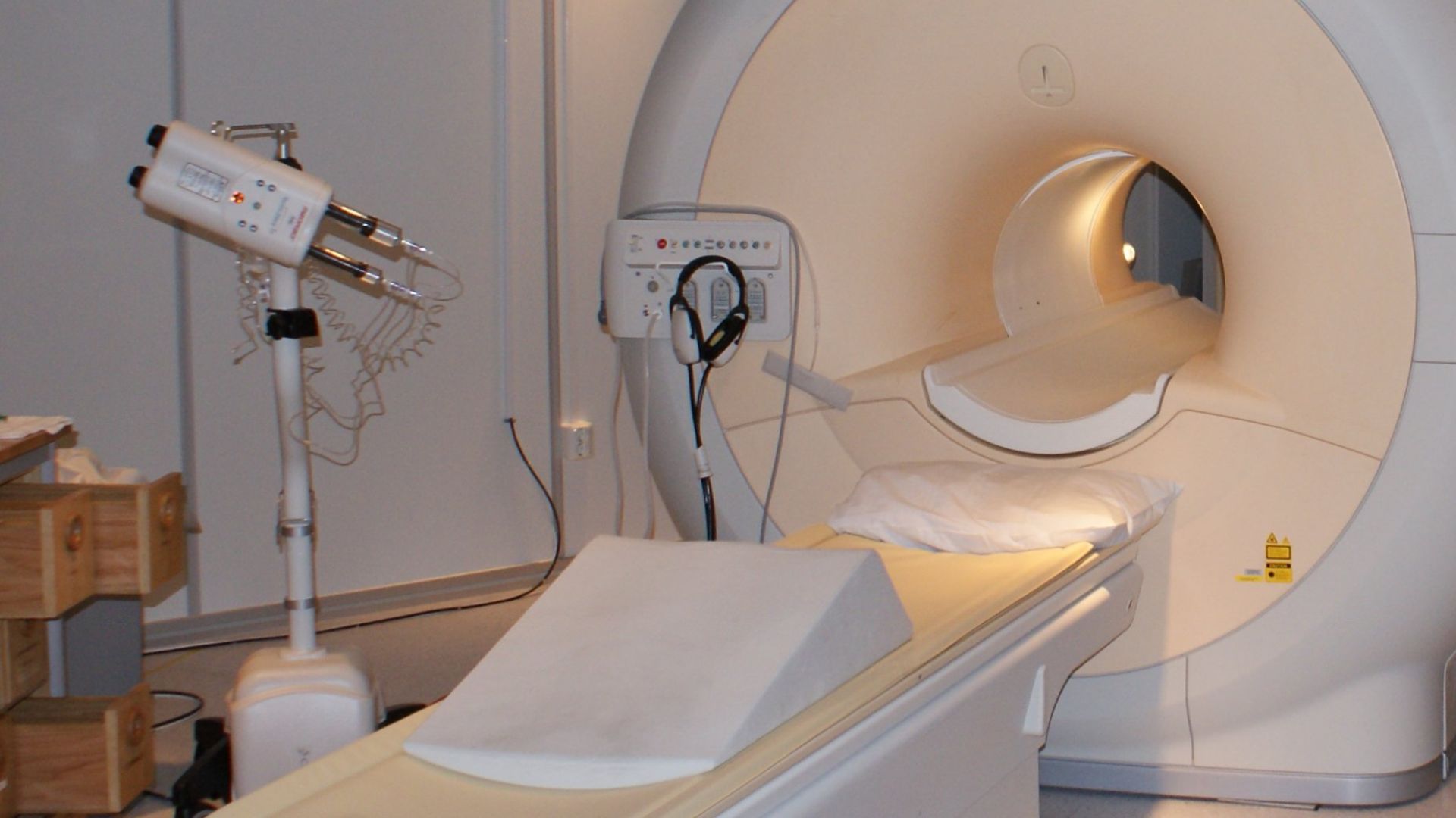 File:MRI-Philips.JPG