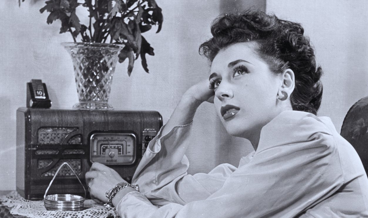 Gettyimages - 3091403, Kay Kendall 17th September 1945: Actress Kay Kendall listening to a Promenades concert on the radio.