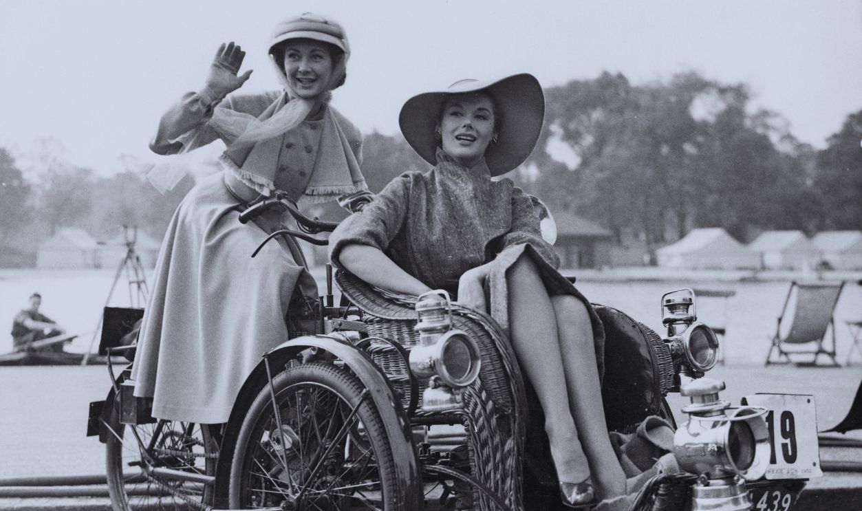 Gettyimages - 954621812, Genevieve Stars Actresses Dinah Sheridan (1920 - 2012, left) and Kay Kendall (1928 - 1959) film a scene for the comedy 'Genevieve' on a 1903 Humber Forecar in Hyde Park, London, 23rd September 1952.