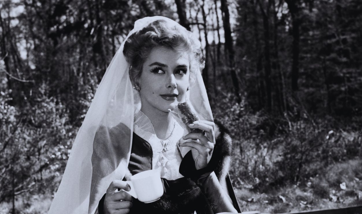 Gettyimages - 1077133518, Kay Kendall English actress Kay Kendall (1927 - 1959) eats lunch in costume on the set of the MGM historical film 'The Adventures of Quentin Durward', circa 1955.