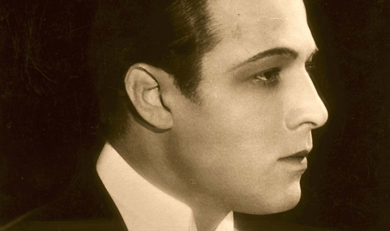 Gettyimages - 3265285, Rudolph Valentino circa 1922: Rudolph Valentino (1895 - 1926) the screen name of Rodolpho d'Antonguolla, the Italian-American leading man and great romantic idol.