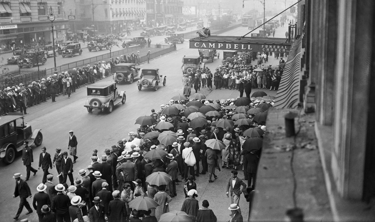 Gettyimages - 515607932, Crowd at Rudolph Valentino Funeral (Original Caption) New York: General view of crowd outside Campbell funeral home during memorial for screen idol Rudolph Valentino.