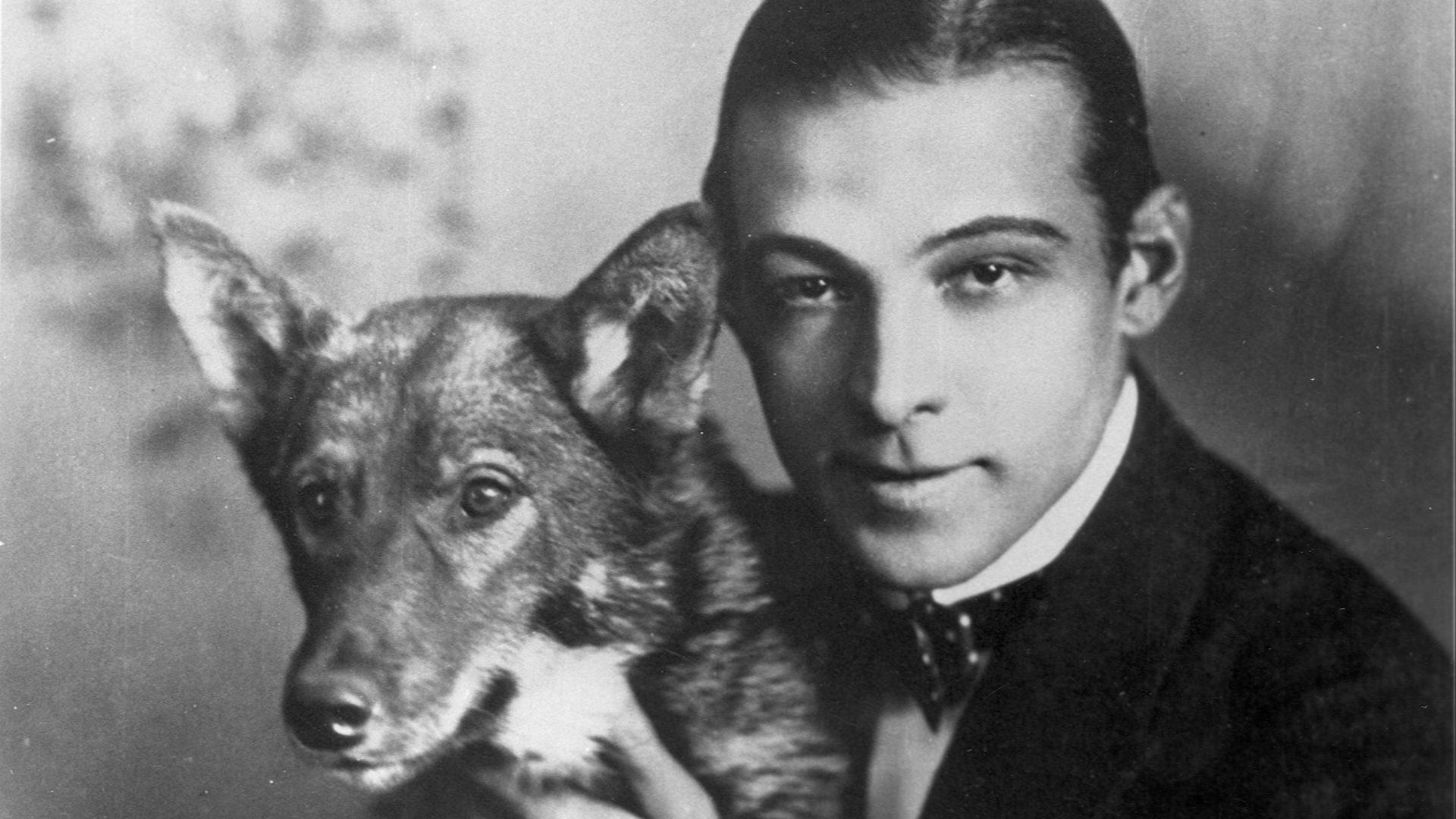 File:Rudolph Valentino and his dog.jpg
