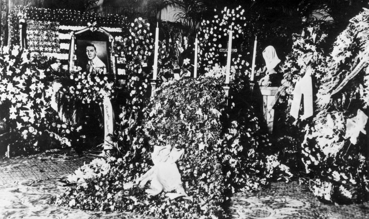 Gettyimages - 3397046, Flowers At Bier September 1926: The flower-strewn bier of film actor Rudolph Valentino at his funeral.