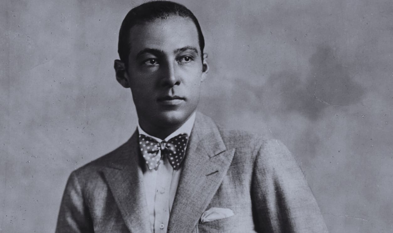Gettyimages - 2630806, Valentino Italian born American actor Rudolph Valentino (1895 - 1926), fashionably dressed and smoking a cigarette. 