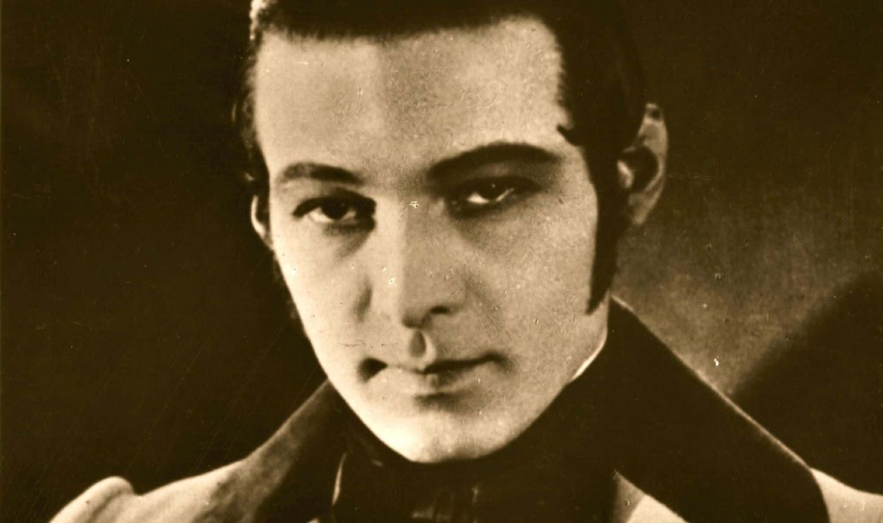Gettyimages - 3309916, Rudolph Valentino circa 1922: Rudolph Valentino (1895 - 1926) the screen name of Rodolpho d'Antonguolla, the Italian-American leading man and great romantic idol.