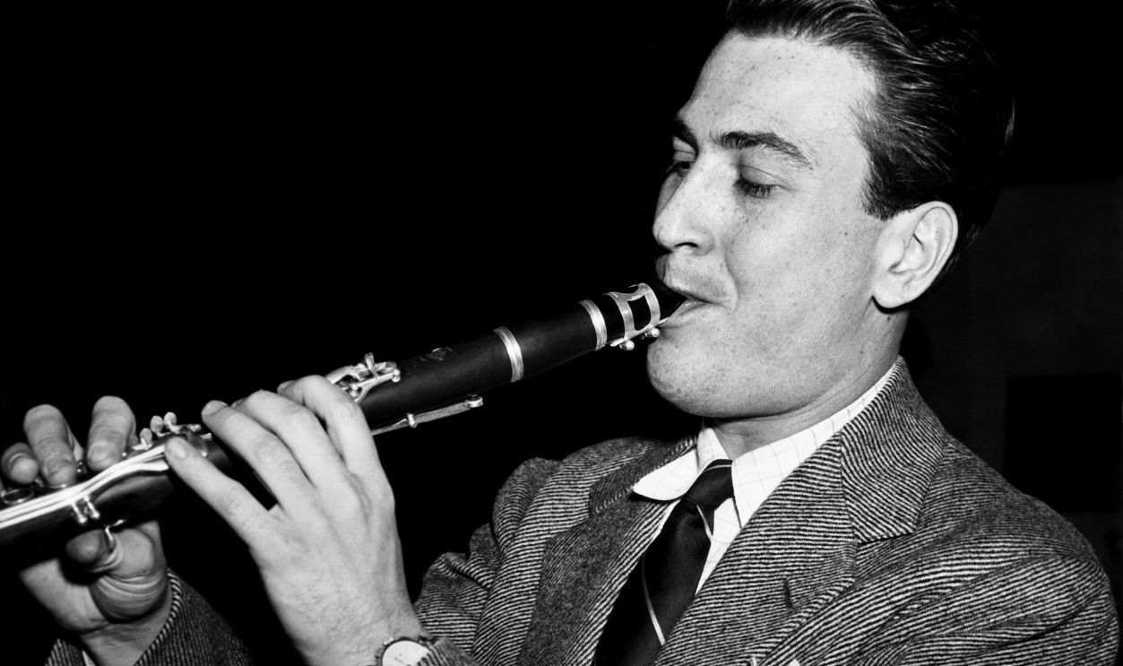 Jazz clarinetist and bandleader Artie Shaw performs live circa 1940 in New York City, New York.