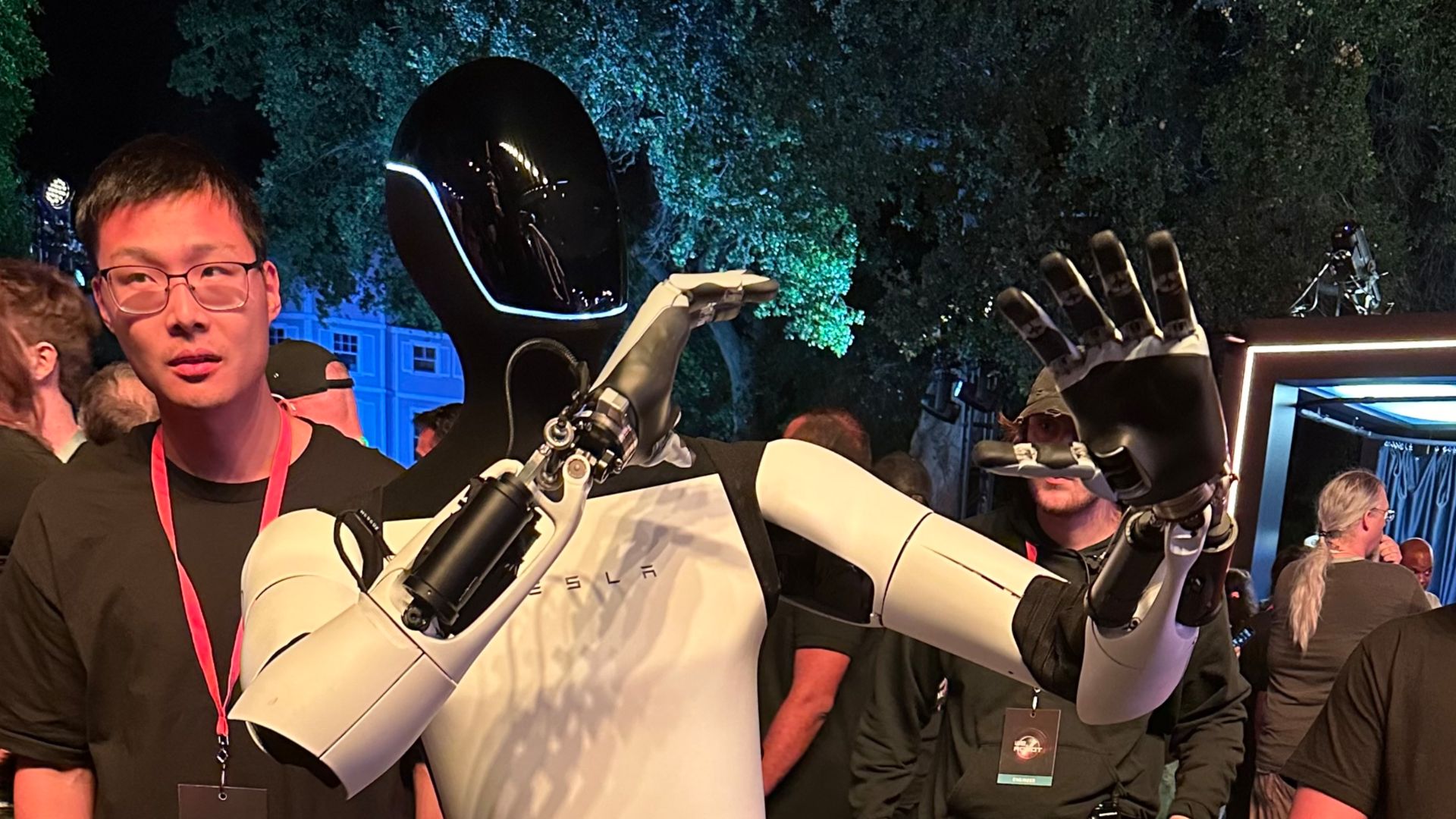 File:Latest Tesla Optimus Humanoid Robot.jpg