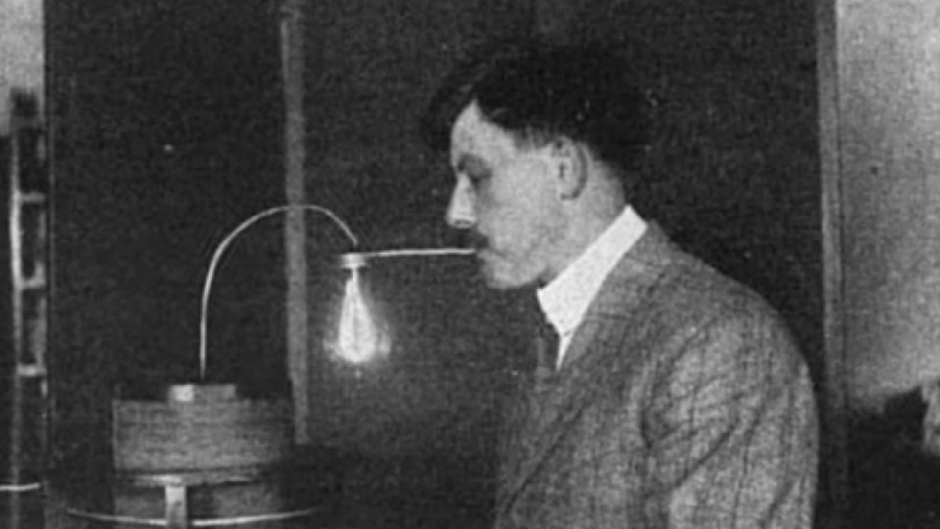 File:Transtrom's Tesla coil stunts - lighting bulb in mouth.jpg