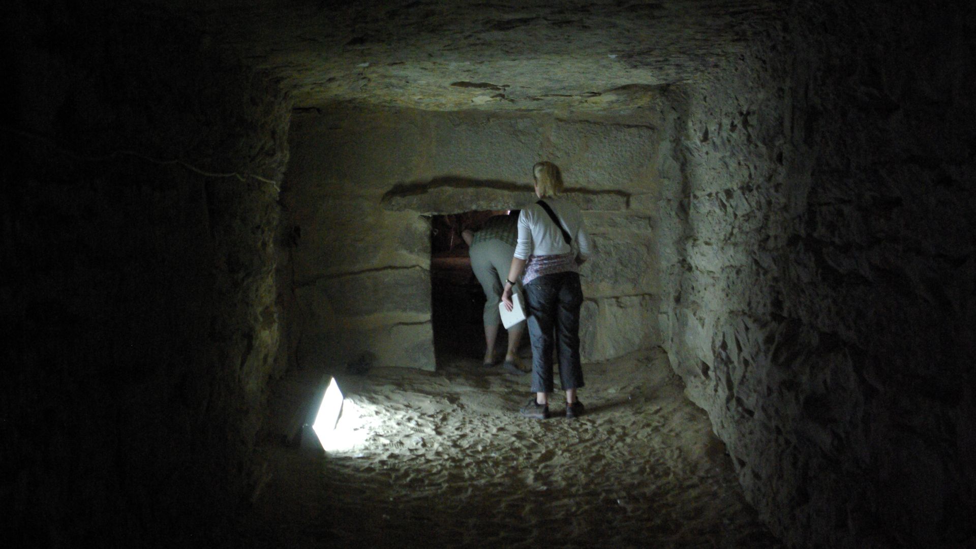 File:Saqqara BW 18.jpg