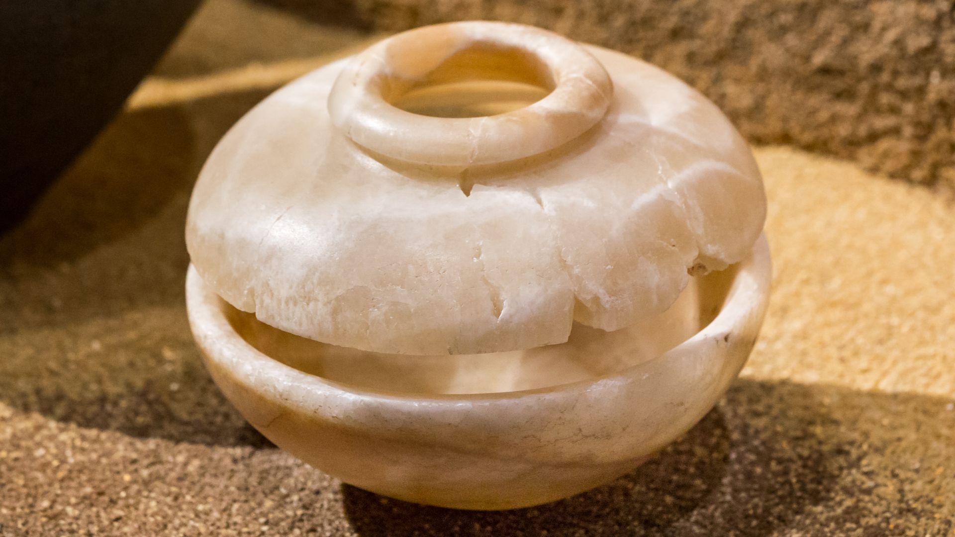 File:Calcite alabaster composite vessel - München SMÄK 77 - 02.jpg