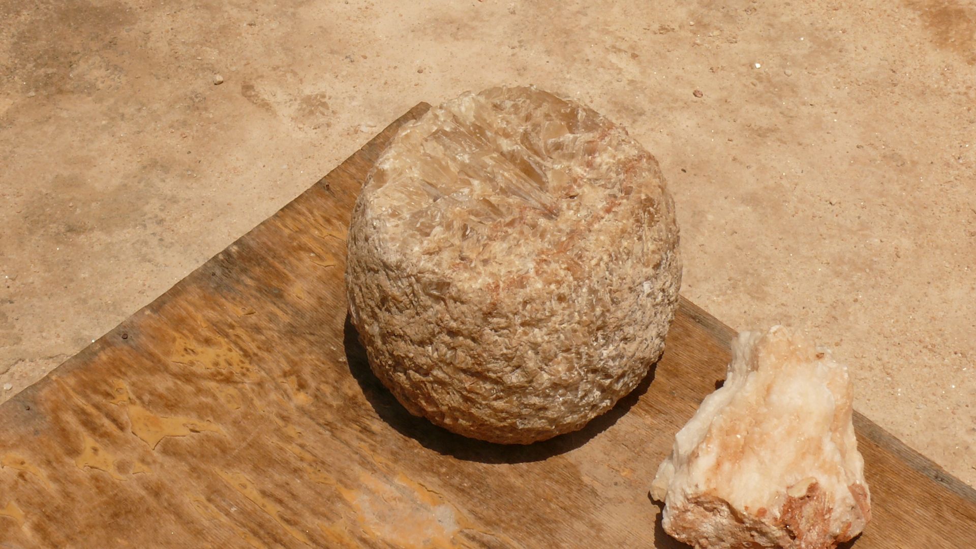 File:Alig alabaster vase 293.jpg