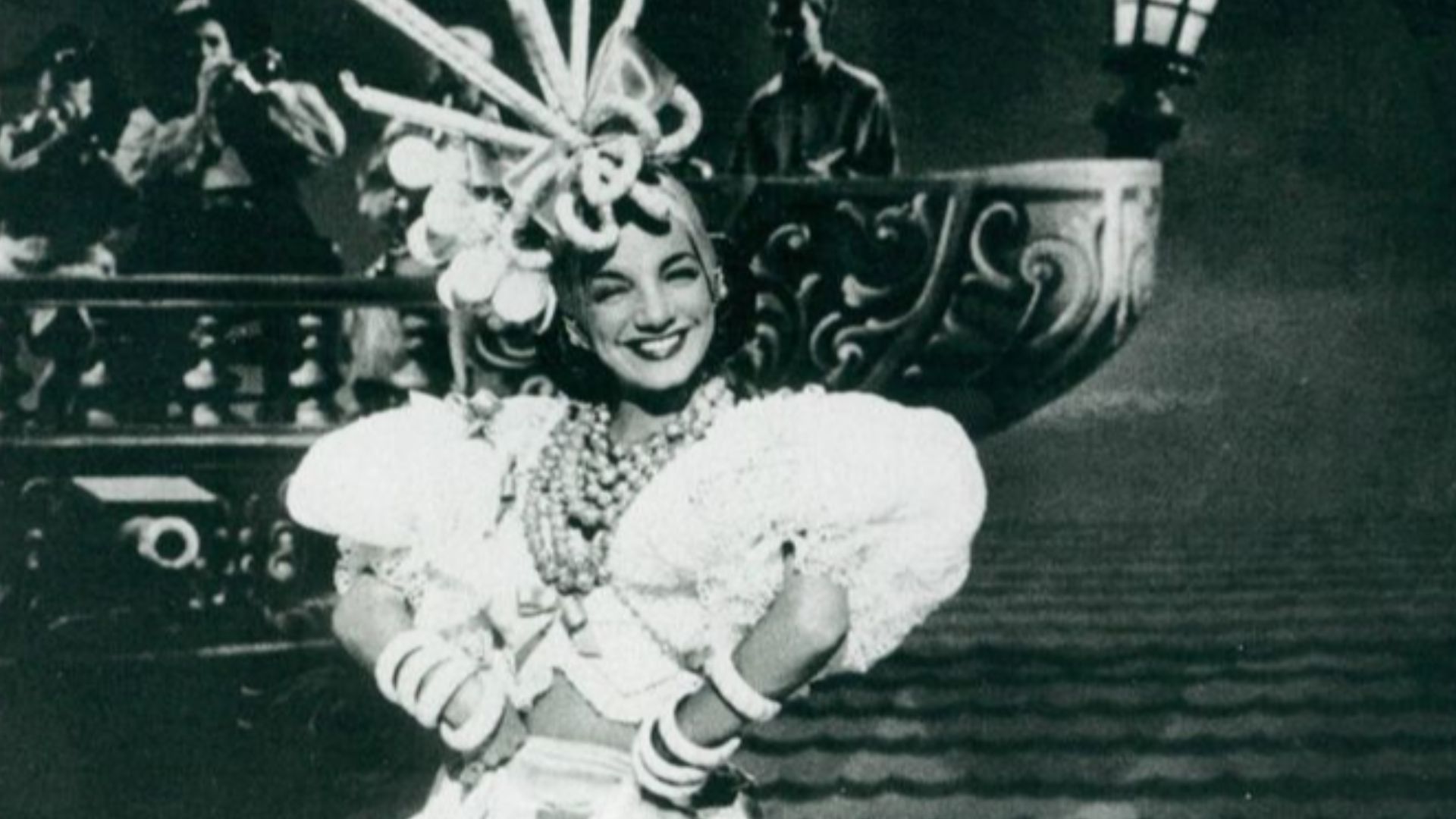 File:Fotografia de Carmen Miranda no filme Serenata Boemia 1.jpg