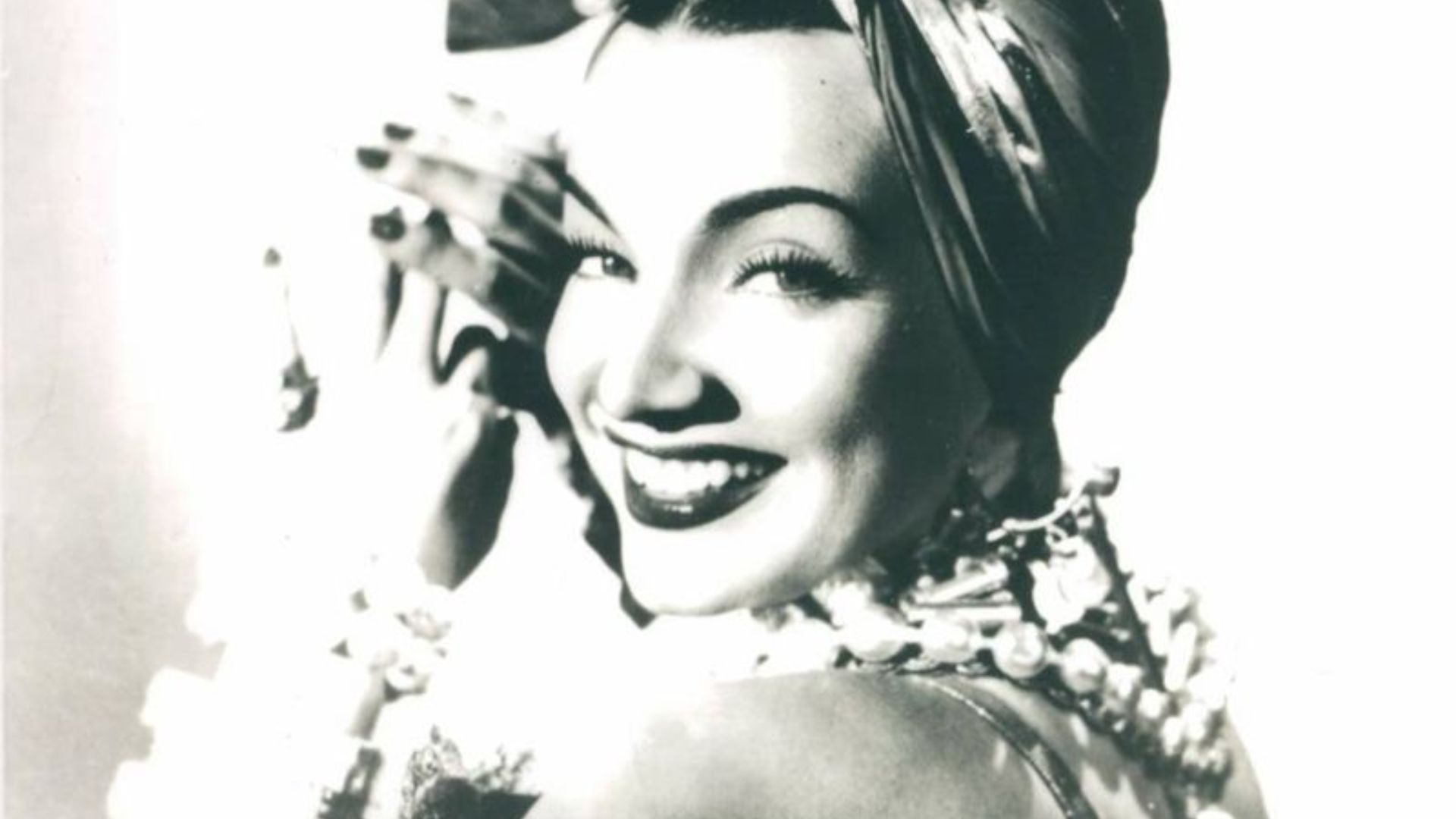 File:Carmen Miranda, no filme Serenata Tropical 1.jpg