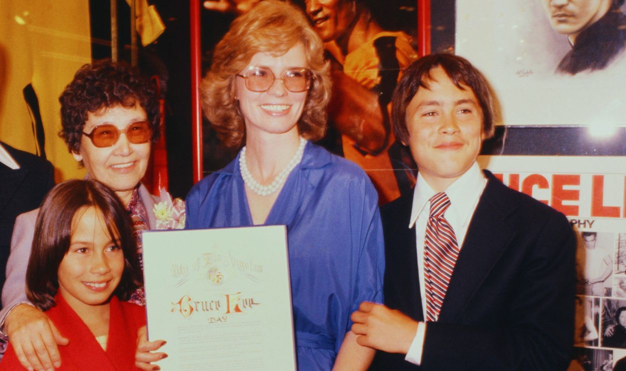 Gettyimages - 77344839, Photo Of Brandon Lee and Family LOS ANGELES - CIRCA 1979: Bruce Lee's Mother, wife Linda, children Brandon and Shannon celebrate Bruce Lee Day circa 1979 in Los Angeles California.