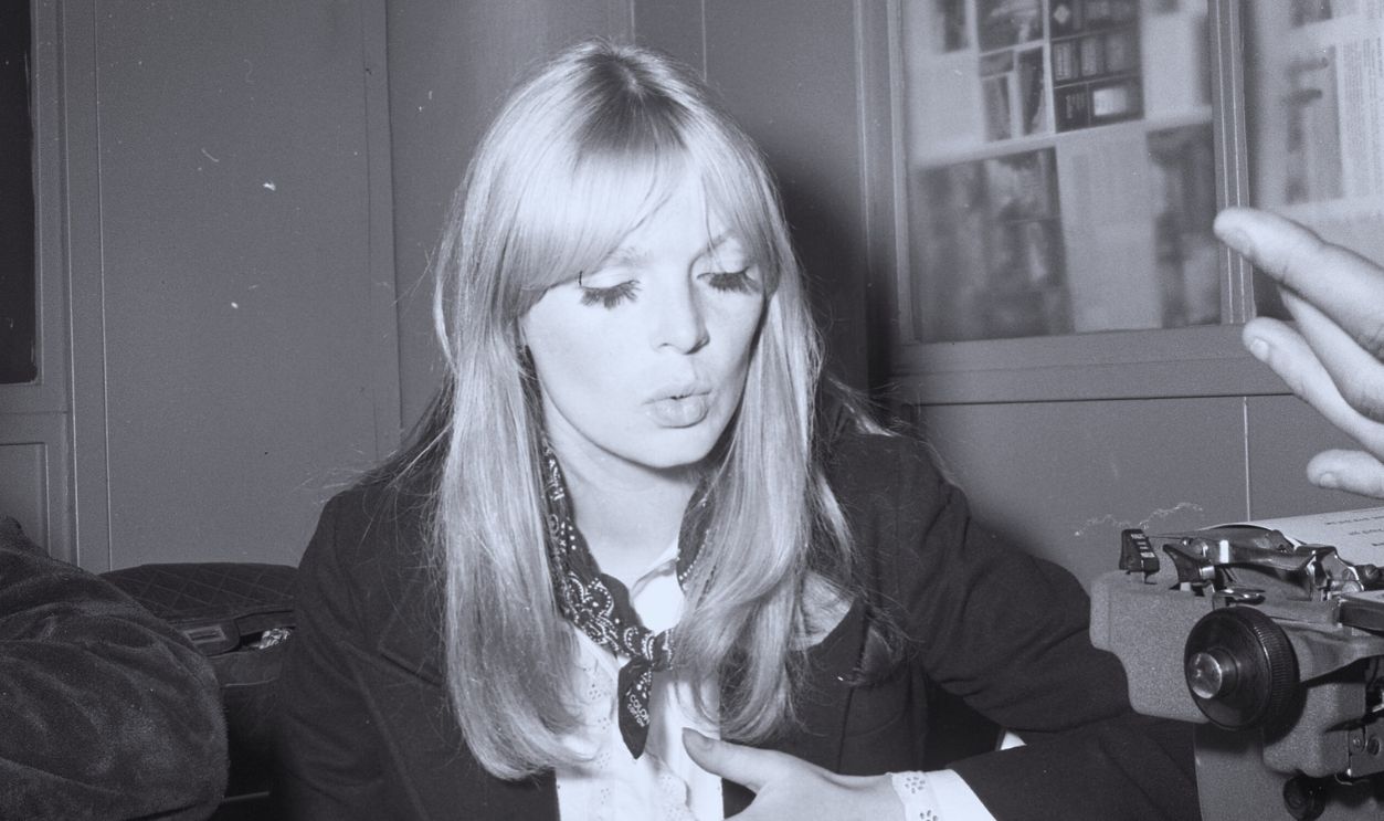 Gettyimages - 1298948495, Pop sensation Andy Warhol and his show Exploding Plastic Inevitable comes to the Fillmore in San Francisco and cool artists and society folk arrive to check it out May 29, 1966 Seen here is singer Nico who was a part of the show