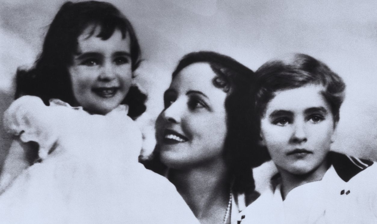 Gettyimages - 515467184, Elizabeth Taylor with her Mother and Brother (Original Caption) \934-England- Elizabeth Taylor, at the age of 2 1/2 with her mother, the former Sara Sothern, well known former stage actress, and her brother, Howard. This picture was taken in England, where the children were born and spent their early childhood. In the screen capital, Elizabeth's beauty soon was noticed and she was given a role in