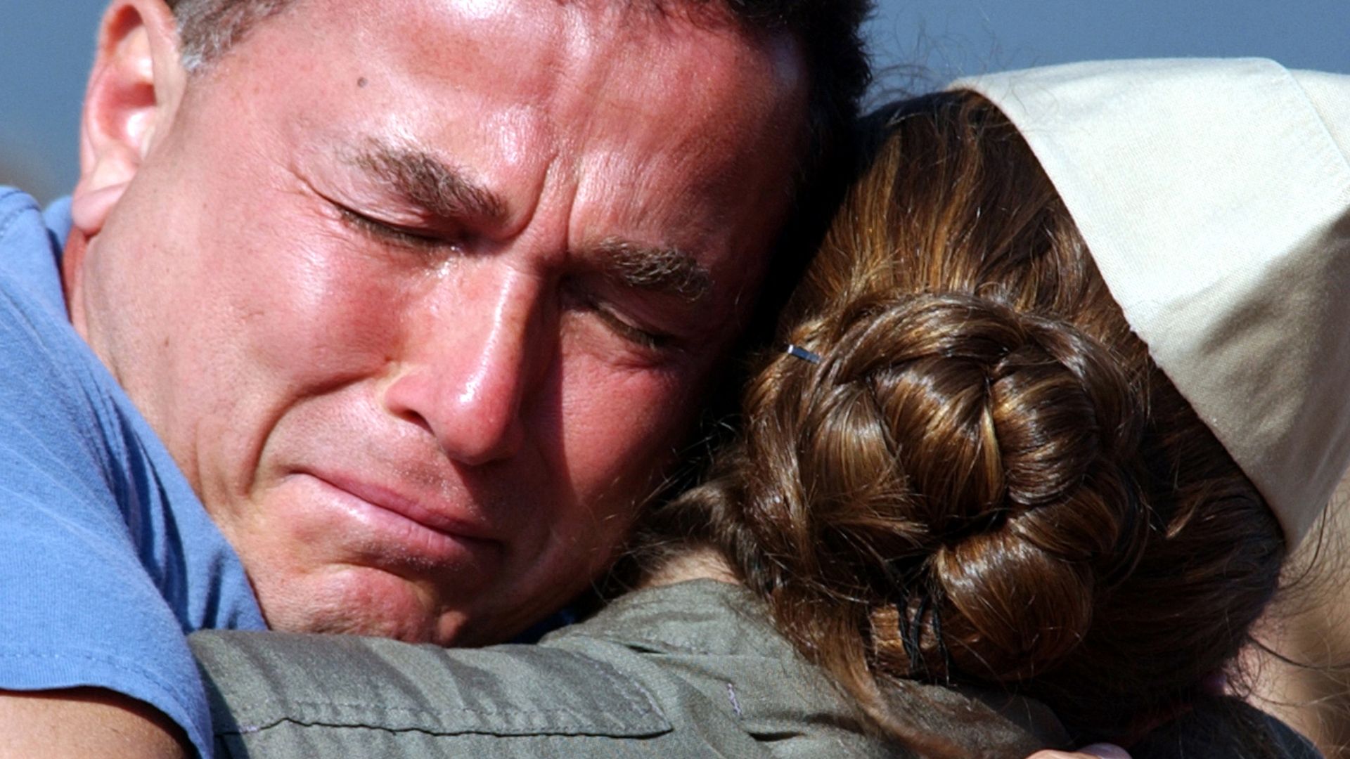 File:US Navy 020620-N-1110A-503 Father hugs daughter goodbye before deployment.jpg