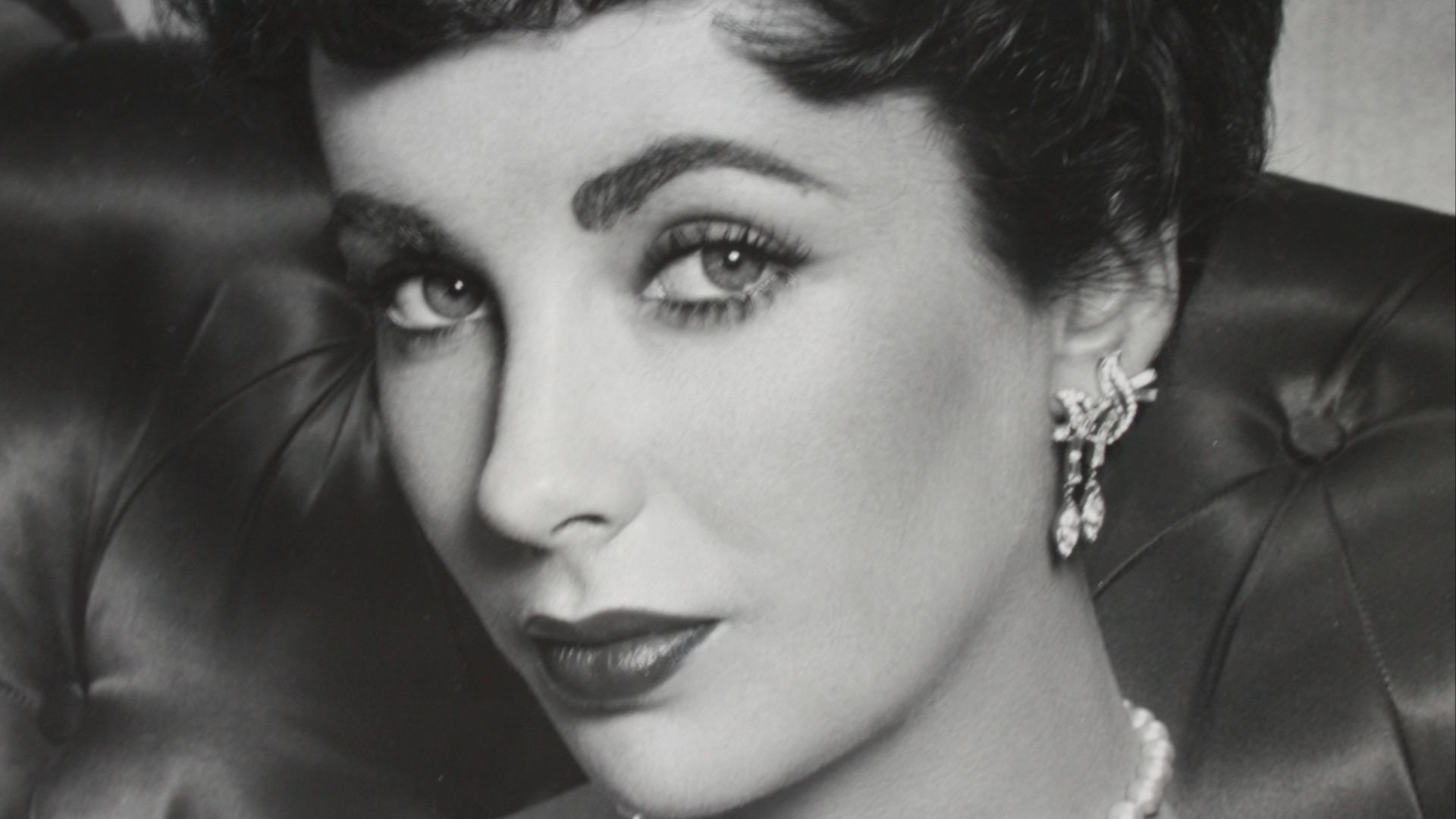 File:Elizabeth Taylor - 1952 portrait.jpg