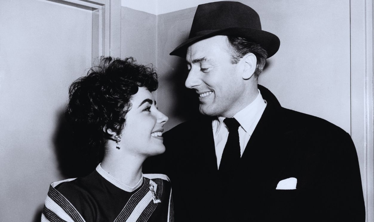 Gettyimages - 104403528, Liz Taylor And Michael Wilding Engaged UNITED KINGDOM - FEBRUARY 20: London airport. The American actress Liz TAYLOR is welcomed by her fiance Michael WILDING. They married the following Friday in London.