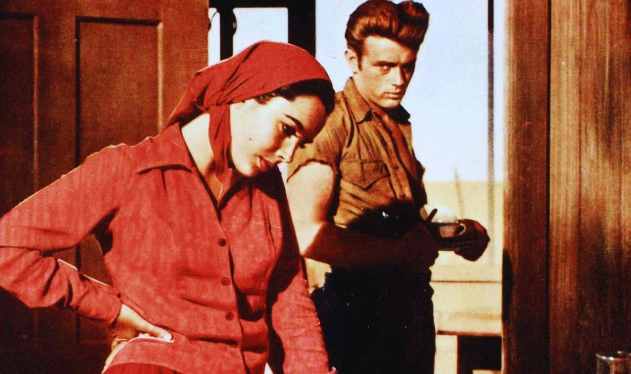 Gettyimages - 1262761234, Giganten, Giant Kino. Giganten, Giant, Giganten, Giant, Elizabeth Taylor, James Dean Leslie (Elizabeth Taylor) leidet darunter, dass der junge Ranchgehilfe Jett Rink (James Dean) von den Ranchern schlecht behandelt wird., 1955.