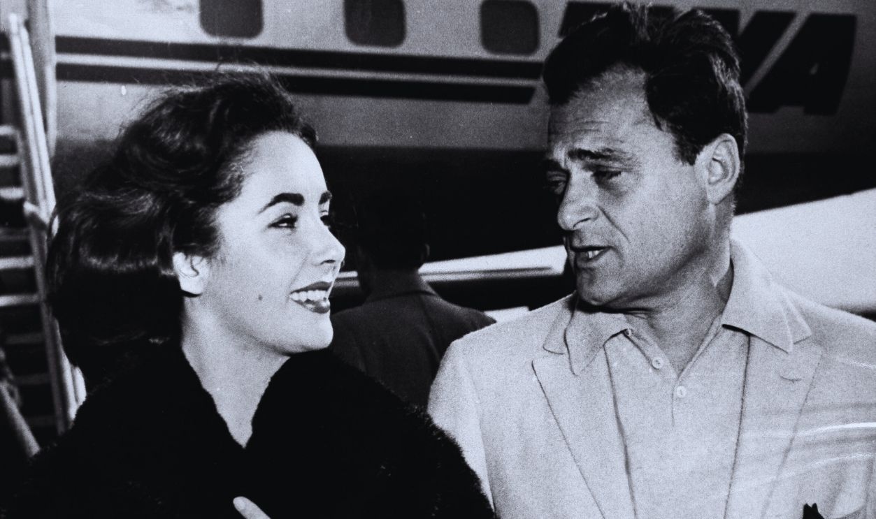 Gettyimages - 541032397, Elizabeth Taylor und ihr zukünftiger Ehemann Michael Todd (Eingeschränkte Rechte für bestimmte redaktionelle Kunden in Deutschland. Limited rights for specific editorial clients in Germany.) *27.02.1932-Schauspielerin, USAmit Mike Todd kurz vor ihrer Heirat- 1956