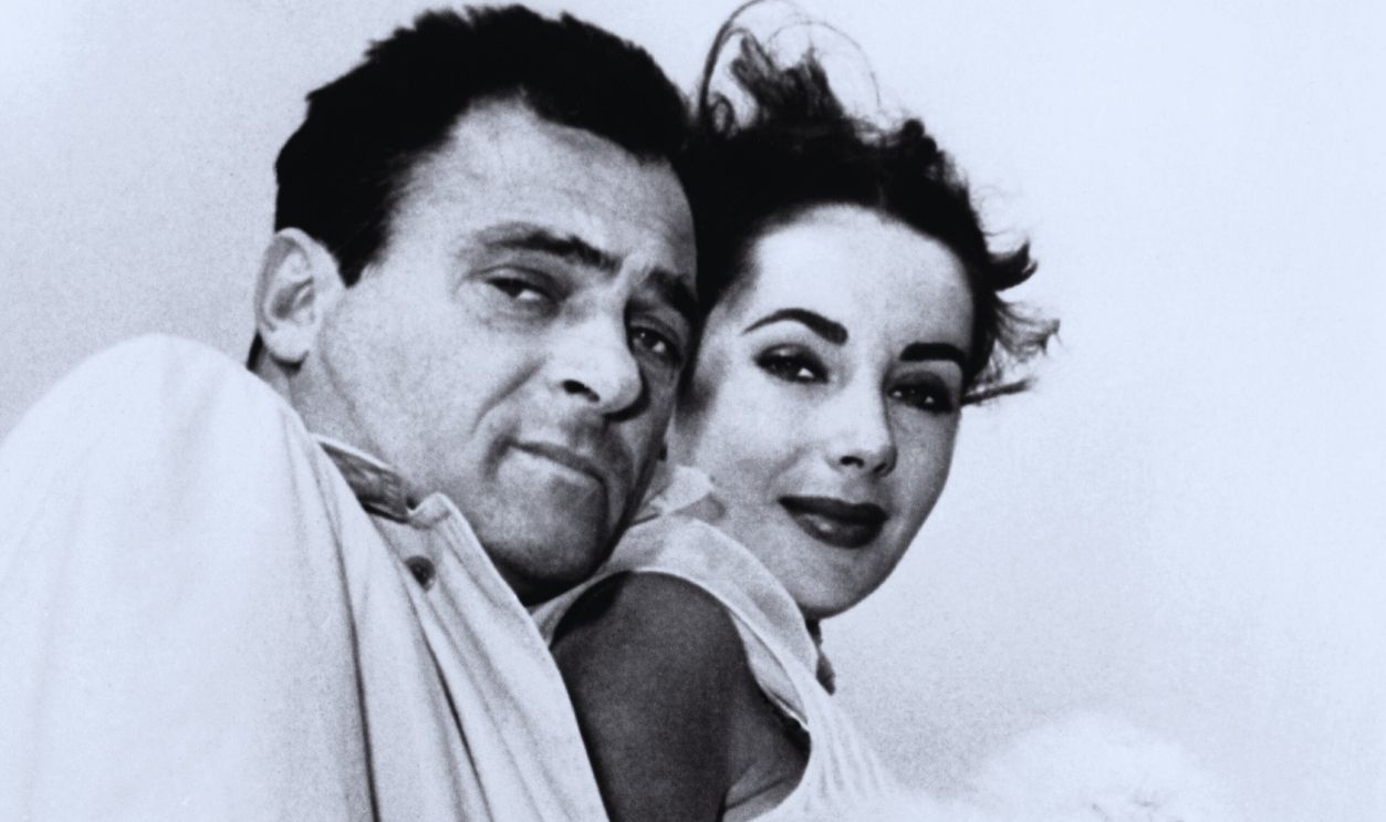 Gettyimages - 104403868, Mike Todd And Liz Taylor At Orly In The 1950S FRANCE - JANUARY 01: Portrait of the American couple in the 1950s : Michael TODD, director and film maker and his wife the actress Liz TAYLOR leaving Orly to go to Nice. Micheal TODD died in a plane crash on March 22, 1958.