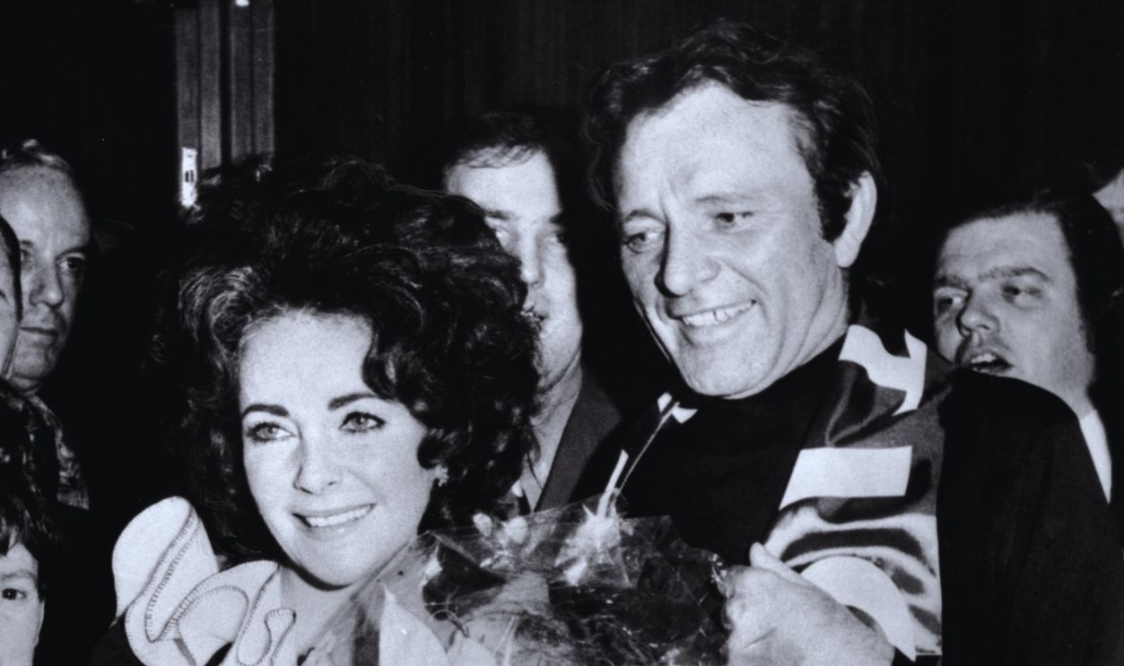 Gettyimages - 592306770, Film actress Elizabeth Taylor with her actor husband Richard Burton, made honorary Celtic fans after flinging a £5000 vi