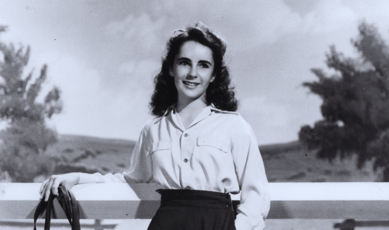 Gettyimages - 137395378, Elizabeth Taylor In 'National Velvet' Elizabeth Taylor standing outside in a scene from the film 'National Velvet', 1944.