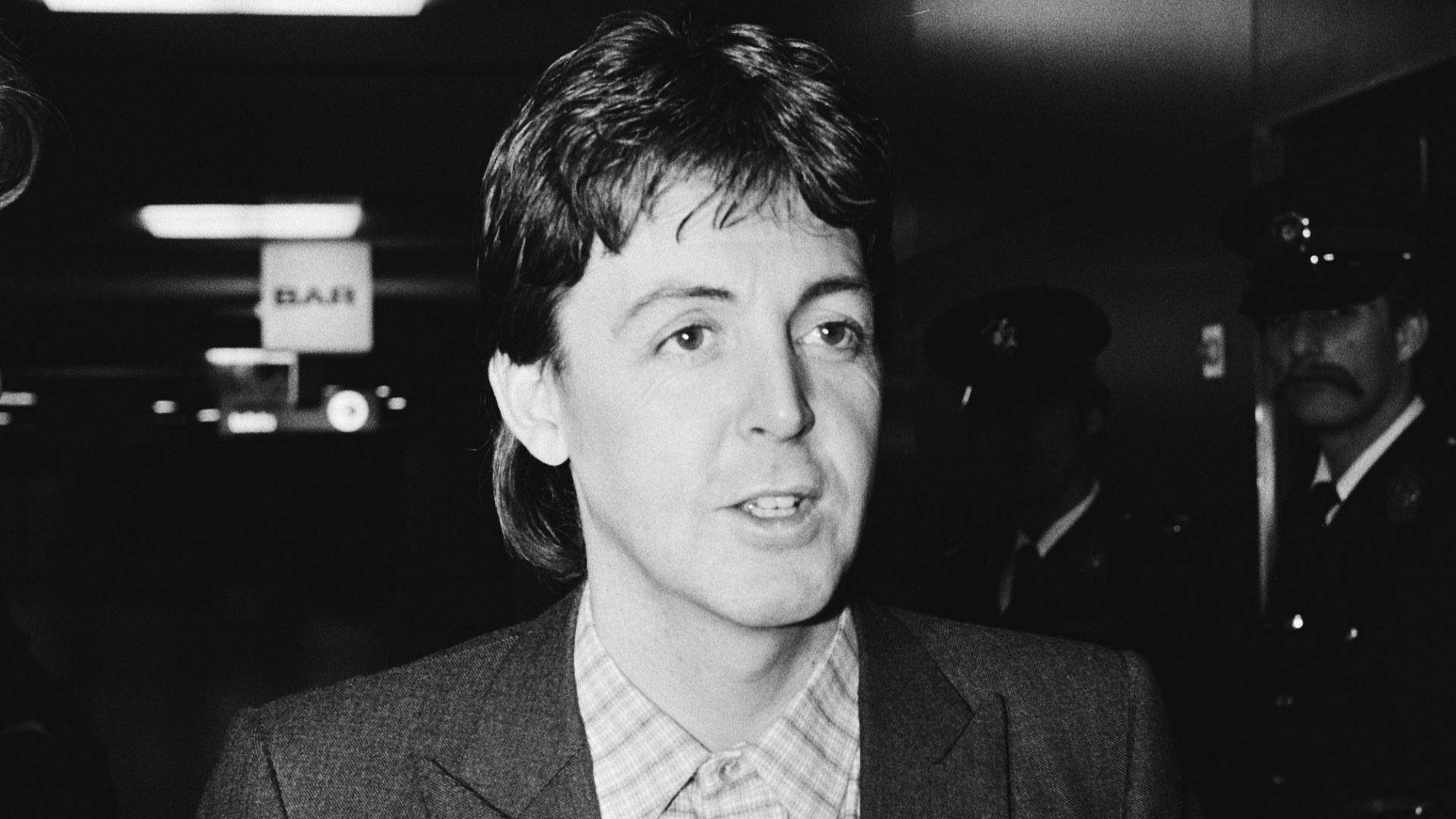 File:Aankomst Paul McCartney op Schiphol na uitwijzing door Japan ivm bezit Marihu, Bestanddeelnr 930-6404.jpg