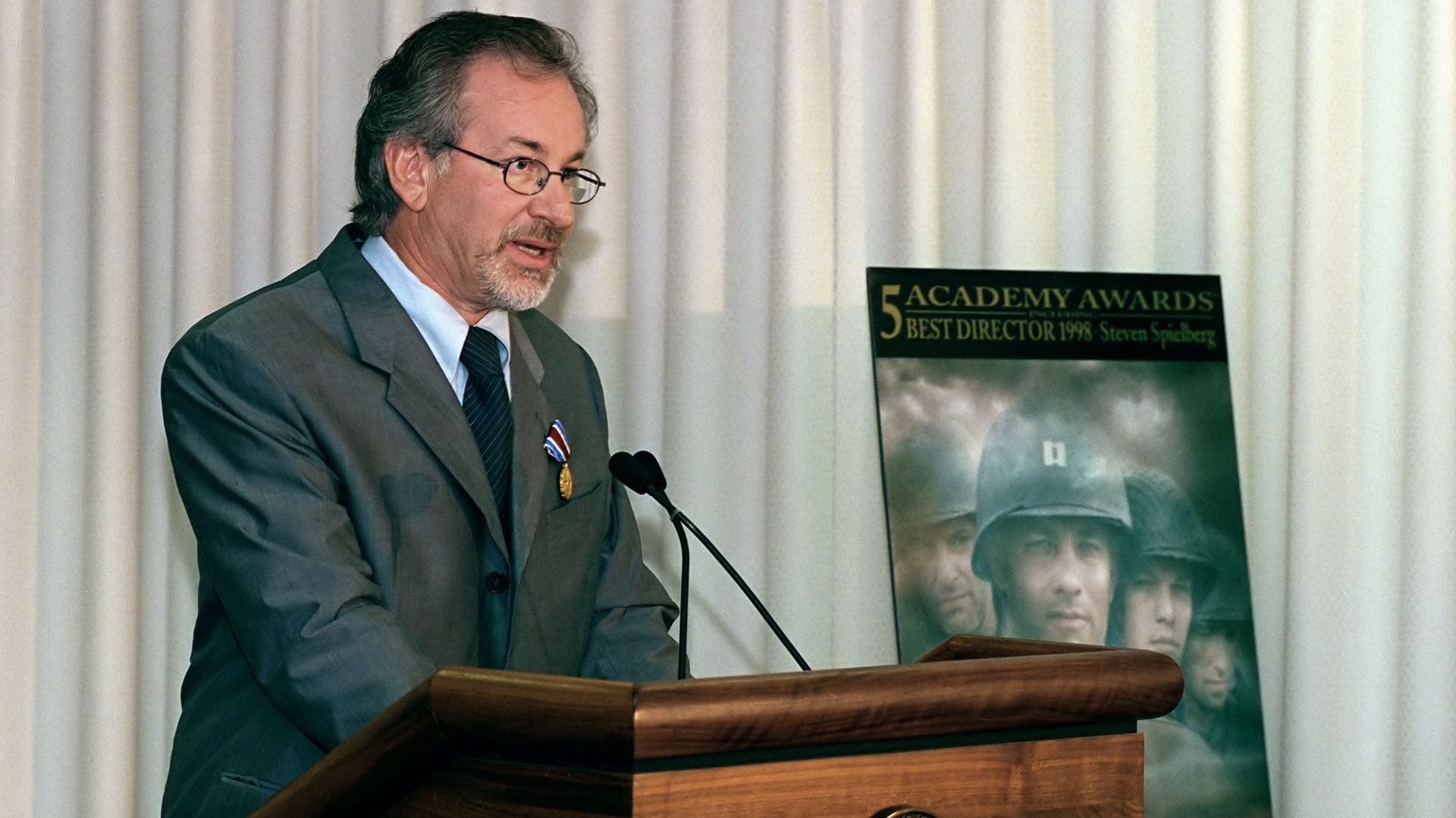 File:Steven Spielberg 1999.jpg
