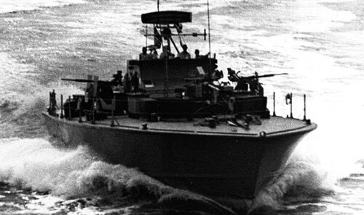 File:U.S._Navy_PTF_boats_traveling_at_high_speed_during_trials_off_the_Virginia_Capes_(USA),_early_May_1963_(USN_711288).jpg