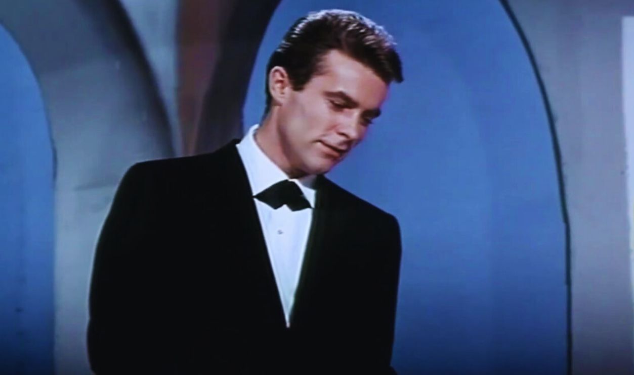 Screenshot from La nueva Cenicienta (1964)