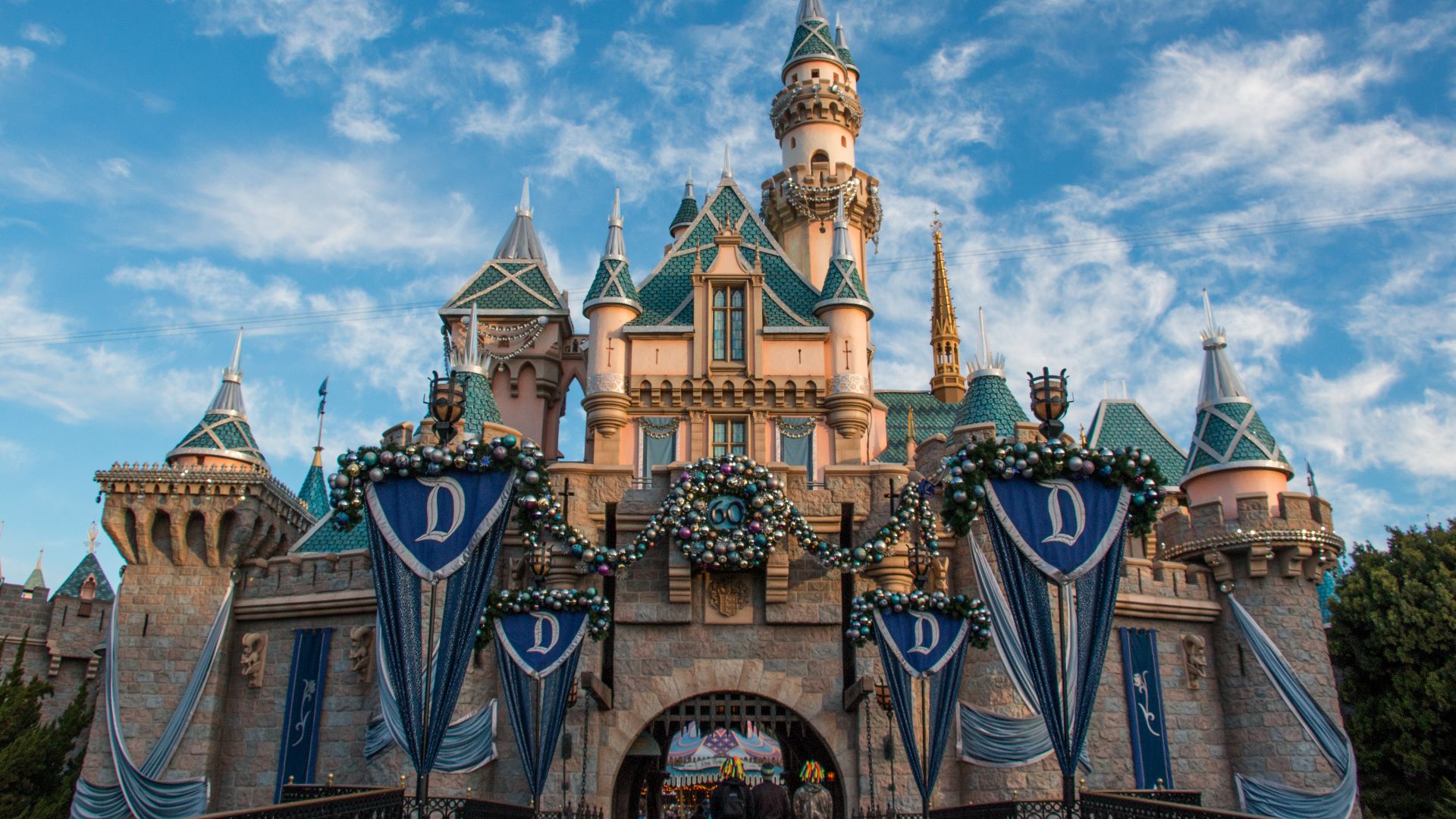 File:Christmas for Sleeping Beauty Castle (28017248690).jpg