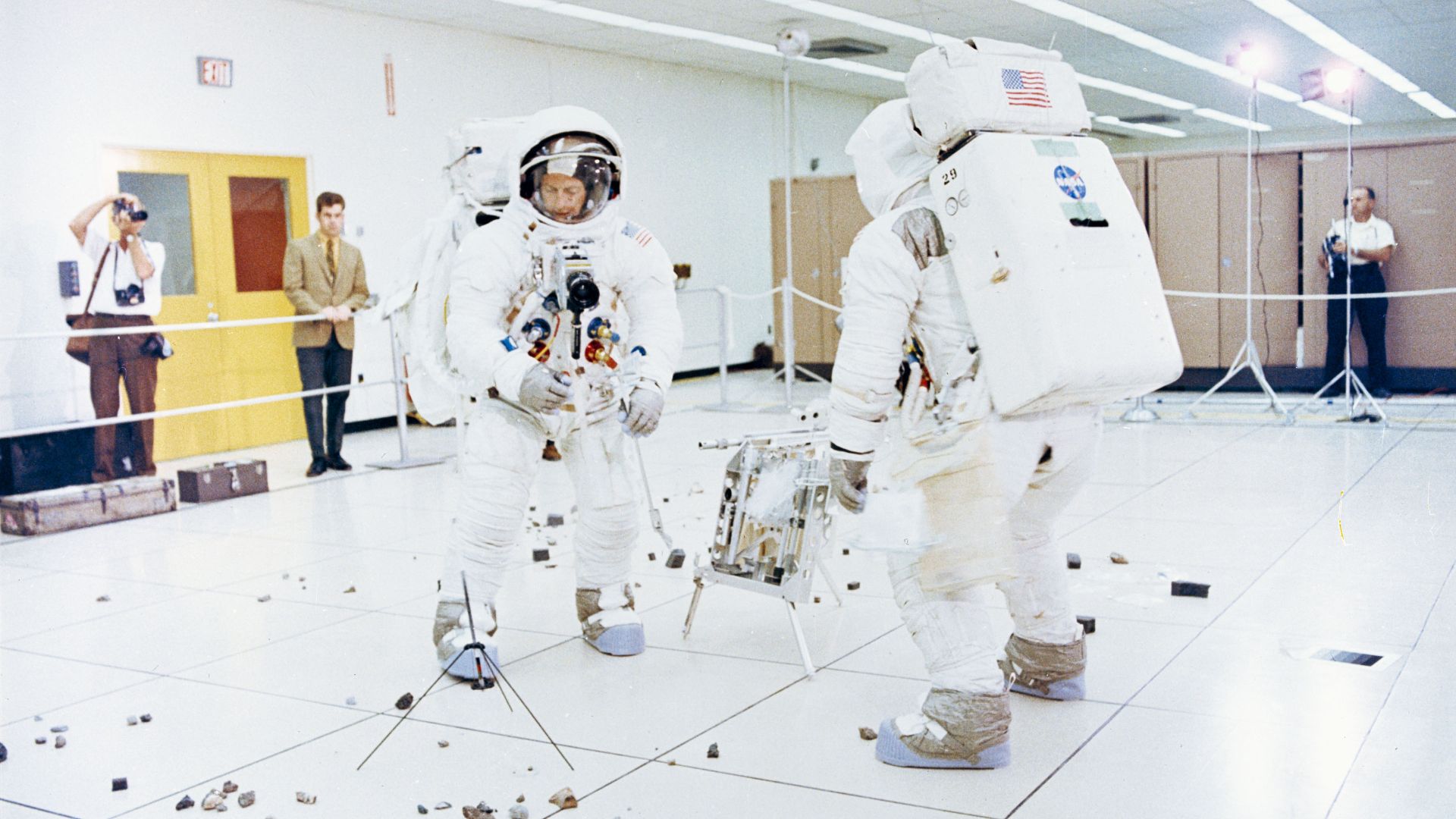 File:Apollo 12 EVA training.jpg