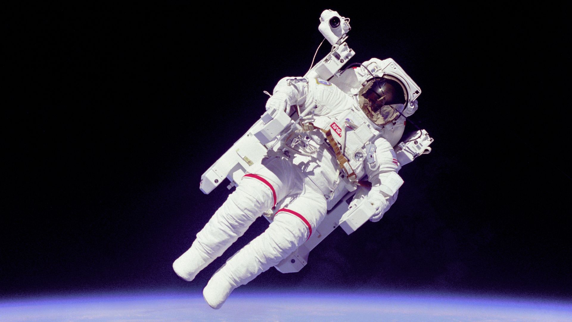 File:Bruce McCandless II during EVA in 1984.jpg