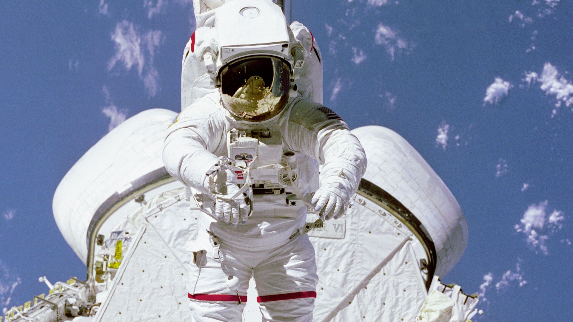 File:McCandless on Arm in Aft Payload Bay - GPN-2000-001075.jpg